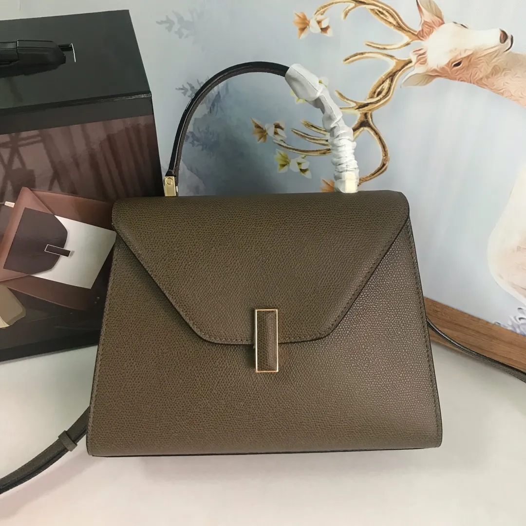 In stock👉Original medium size elephant gray👉Valextra Valextra Iside, known as Italian Hermès, is one of the most representative designs of Valextra. There is no obvious logo, but the simple collective line design is very recognizable, full of architectural art, and shows a capable and intellectual style. It is made of imported palm-print lining cowhide, with up to five stitches of handwork, and the shiny oil edges test the skill of the craftsman. Medium size: 26cm【6627#】